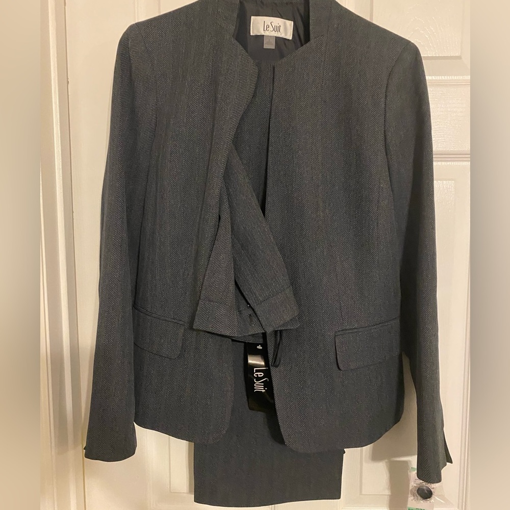 LE SUIT 2 piece set! Brand new and with tags!!!